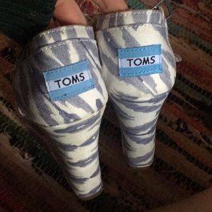 Toms